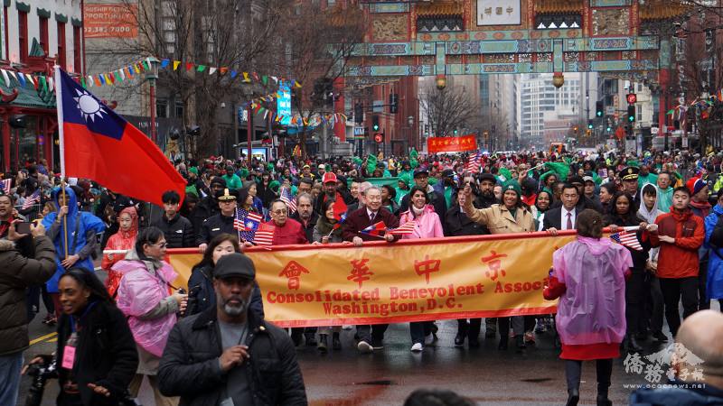 在美京中華會館主席伍毅文、華府市長鮑瑟（Muriel Bowser）﹑駐美國代表俞大㵢、華樂日間保健中心負責人黃浩源等人的帶領下，遊行隊伍浩浩蕩蕩。沿途成千上萬的民眾熱情地為遊行隊伍歡呼加油