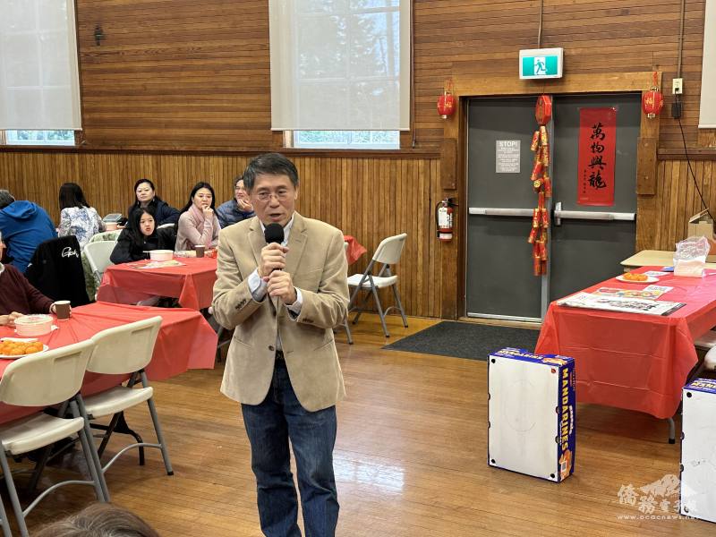 會長鄭建鵬(中立)首先感謝理事團隊群的參與，祝福與會嘉賓龍年吉祥