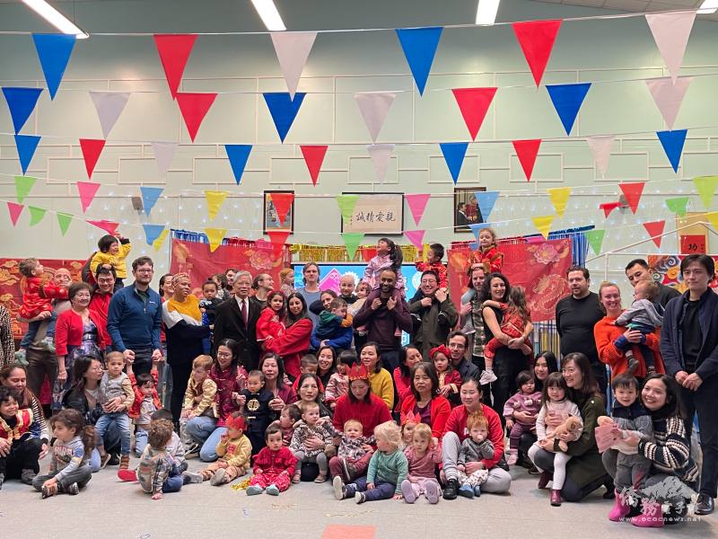 倫敦中華學校舉辦龍年春節聯歡餐會活動，學生、家長與貴賓們齊聚一堂，為東南倫敦帶來濃濃年味