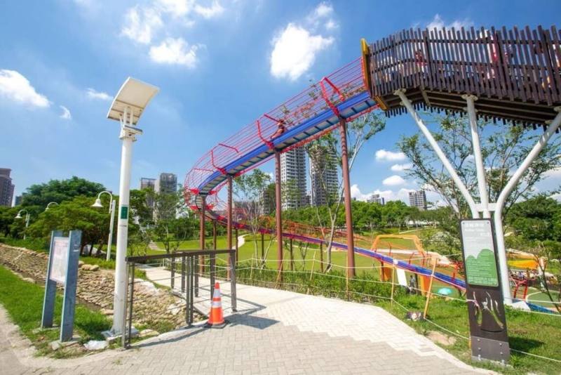 桃園市政府以「一區一旗艦型遊戲場」為目標推動遊戲場改造，桃園區的風禾公園有50米長的滾輪溜滑梯，還有沙坑、盪鞦韆等設施。（桃市府觀旅局提供）