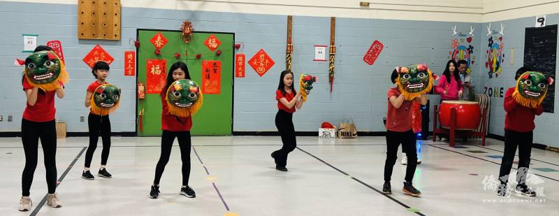 四、五、六年級學生共同表演「舞獅迎新年」