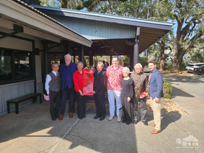 TAA President Carl Huang, Director of Florida Arts and Culture Division Sandy Shaughnessy and her husband John, Senior Expatriate Affairs Officer Steve Huang, Dominick Tartaglia, Shu-Lin Hsu, Tien-Shuenn Wu and Peter Abello (provided by Chi-Ray Wu)