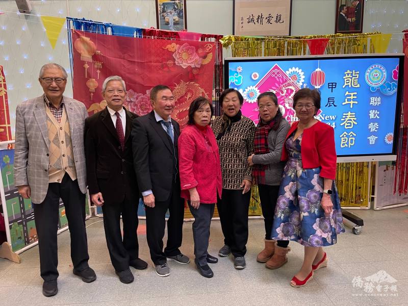 駐英國代表處僑務組組長陳世池(左二)與多位僑務諮詢委員到場同歡，左三為創辦人兼校長張志強，右四為其夫人黃珮慧