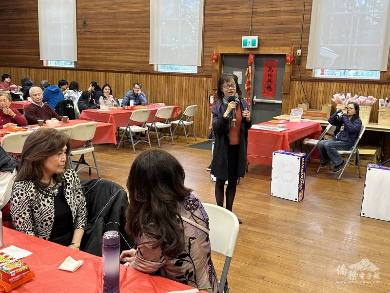 組長陳碧蓮(中立)致詞祝福所有會員闔家平安，並歡迎會員鼓勵子弟返臺參活動