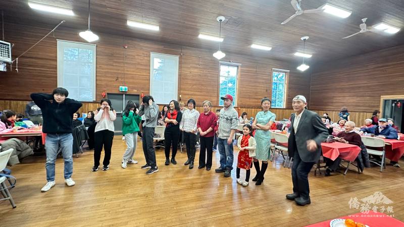 鄉親歡喜參加團康活動