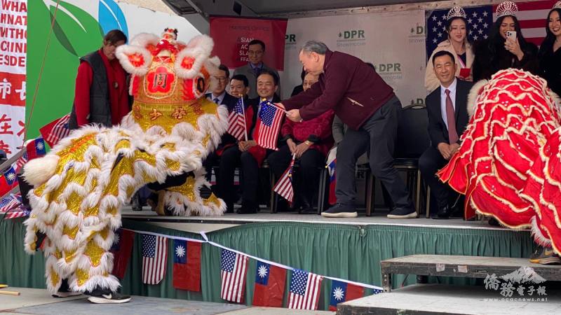 俞大㵢給獅子喂紅包