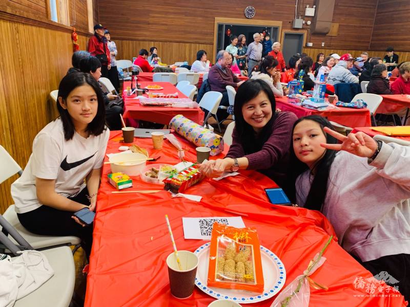 新生代陪同父母歡欣參加僑團新年活動