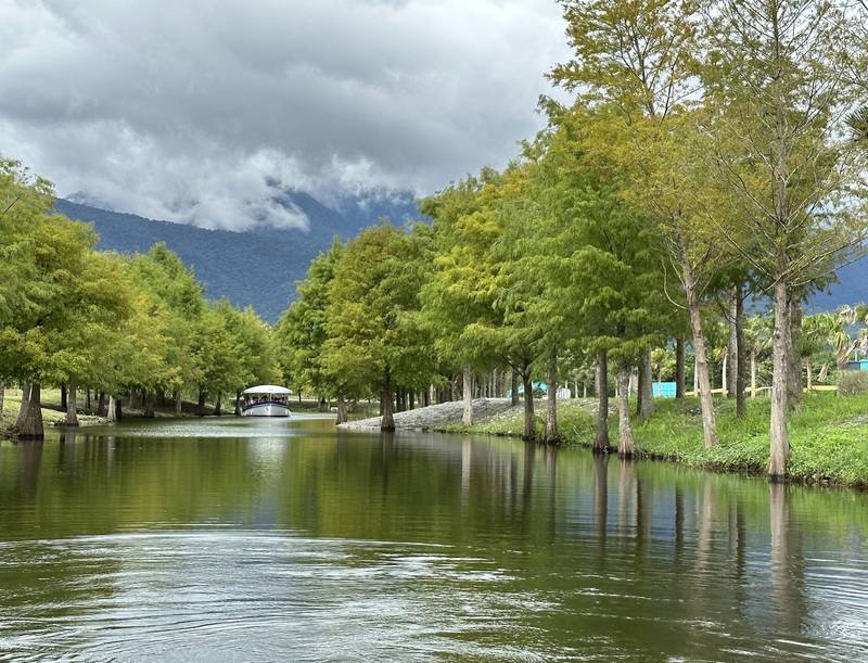 花蓮壽豐鄉近期新增一處風景優美景點a2水岸，民眾可搭船遊湖，成為熱門拍照打卡點