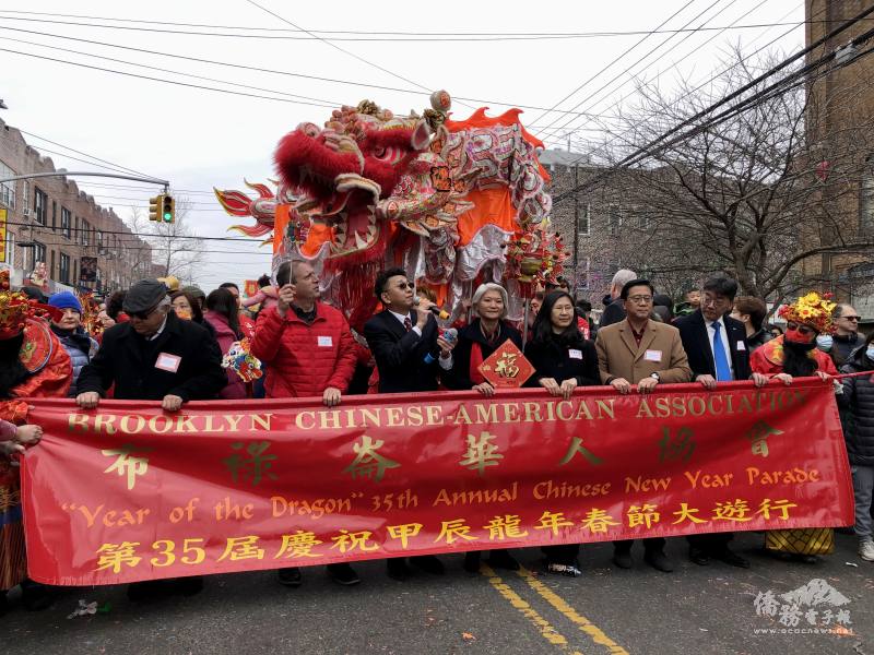 布祿崙華人協會於大年初二在紐約布魯克林第八大道封街舉辦慶祝春節大遊行活動