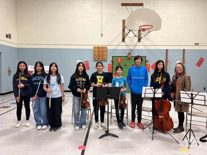 周延玲老師的七、八年級班學生組成小樂團，演奏「茉莉花」