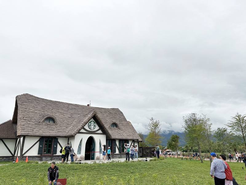 花蓮理想大地渡假飯店在壽豐鄉推出森林園區「a2水岸」，坐擁絕美湖景的童話屋咖啡館成為熱門拍照打卡點