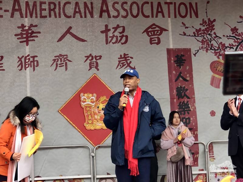 紐約市長亞當斯(Eric Adams)戴著喜氣紅圍巾親自出席向群眾拜年