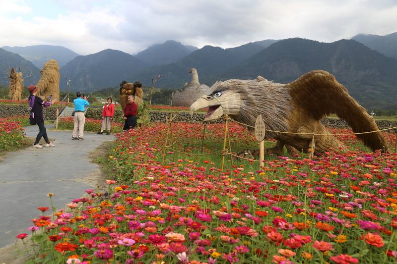 花蓮縣富里鄉稻草藝術季今年以「動物迷蹤．稻翼之歌」為主題，面積2公頃多，除了過去的大猩猩，還有20多隻稻草鳥類裝置藝術；此外園區種植波斯花及油菜花田，營造花海景觀