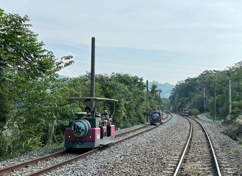 COVID-19（2019冠狀病毒疾病）疫情趨穩、國境開放後，仍有不少台灣旅客選擇國旅，圖為苗栗舊山線鐵道自行車。