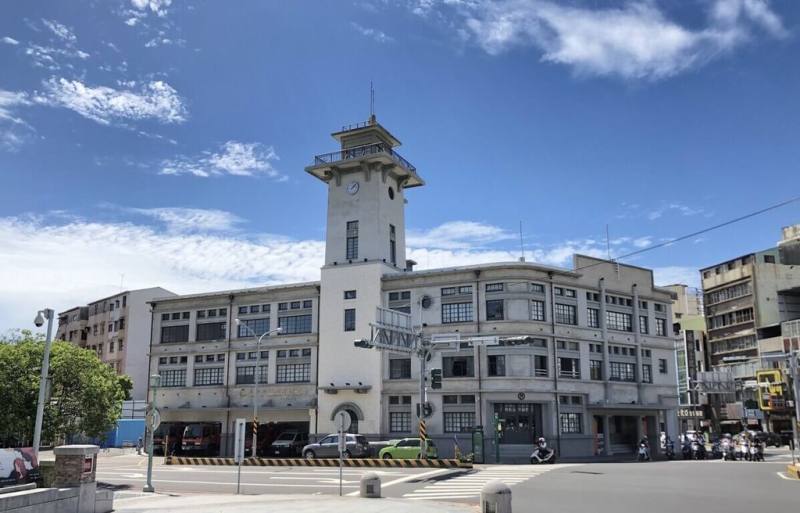 台南市消防局史料館具近百年歷史，堪稱台南消防史活字典，擁有豐富史料，也是少有保存原日治時期消防設施之處，相當適合親子走春。（台南市消防局提供）