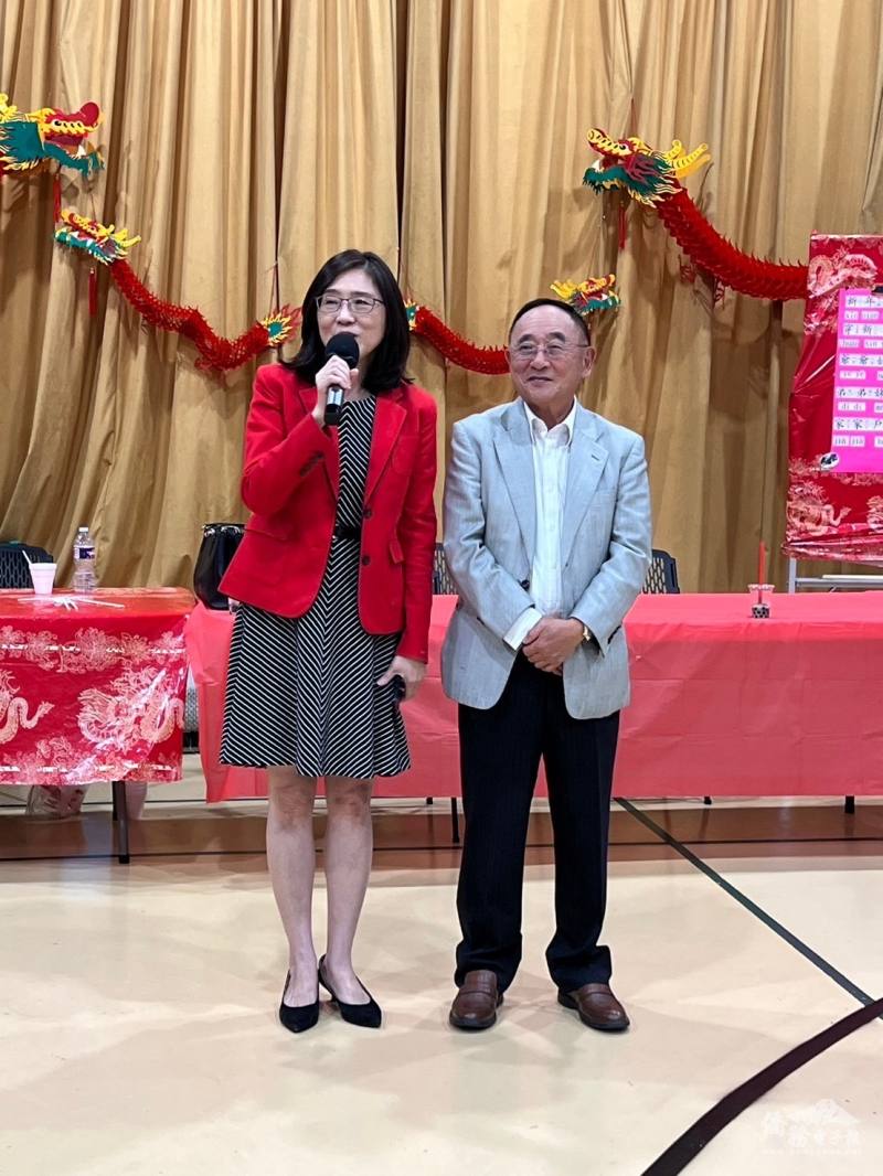 休士頓文教中心主任王盈蓉(左)出席拜年並鼓勵推廣臺灣華語文及文化
