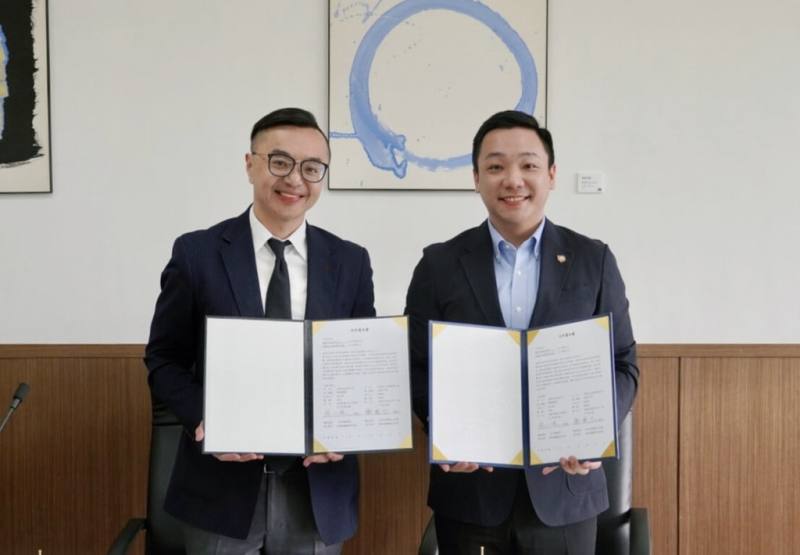 高雄市青年局與高雄律師公會簽署合作意向書，加強創業輔導顧問團隊陣容，由青年局長張以理（右）與高雄律師公會理事長謝國允（左）代表簽約。（高雄市青年局提供）