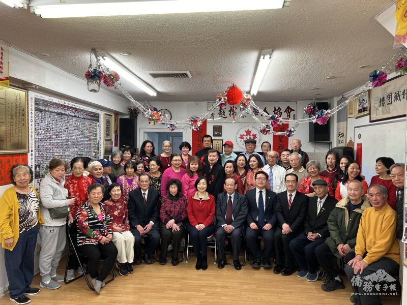 陳錦玲與安省越棉寮華人協會成員合影