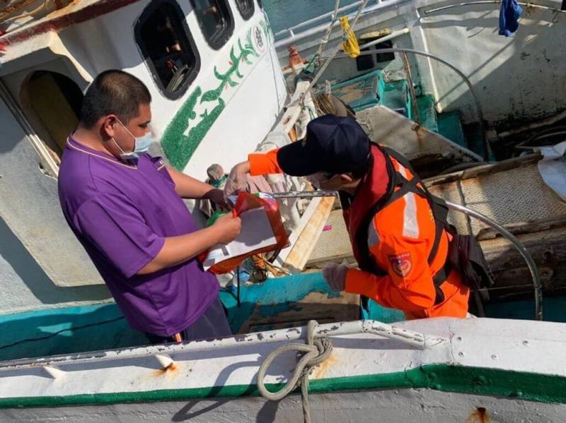 屏東縣政府推動「海廢帶回漁獲自肥」任務，鼓勵漁民帶回海上作業時產生的廢棄物，可換農產品也可集點兌換家電，2年來已帶回63.8噸廢棄物。（屏東縣政府提供）