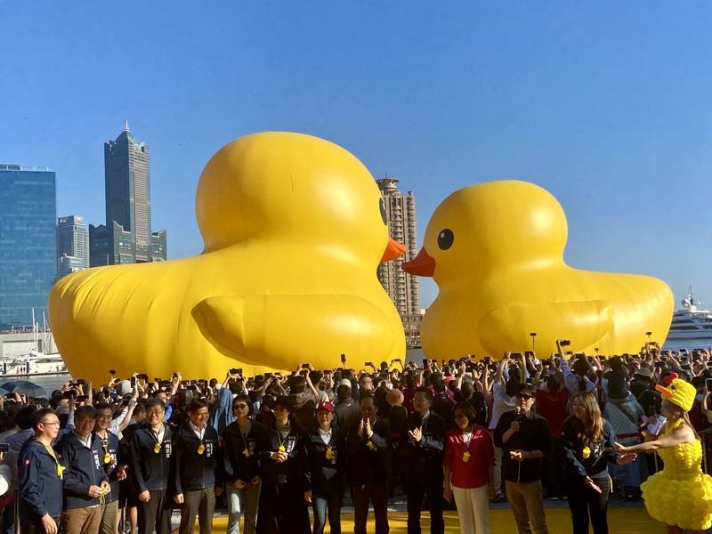 慶祝西洋情人節，高市府14日下午安排進駐愛河灣的2隻黃色小鴨上演「合體KISS秀」，大秀恩愛，祝福天下有情人永浴愛河