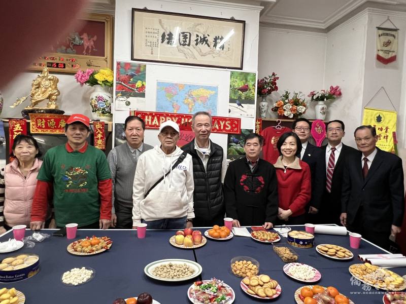 陳錦玲(右四)至多倫多昭倫公所拜年，與公所主席譚榮富(右五)及公所成員合影