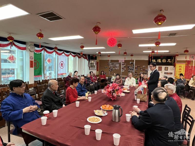 藍柏青代表僑務委員會委員長徐佳青向多倫多龍岡親義公所拜年及祝福