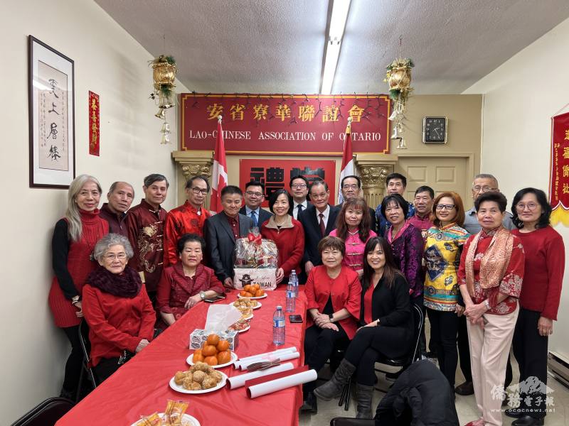 陳錦玲(第一排左四)拜會安省寮華聯誼會，與會長黃添木及會員們合影