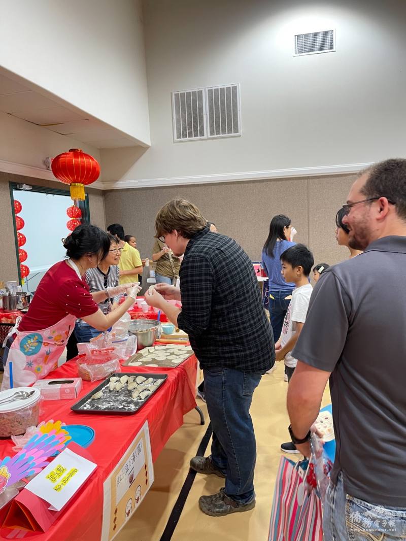 活動現場臺灣特色小吃及童玩遊戲攤位充滿熱鬧年節氣氛