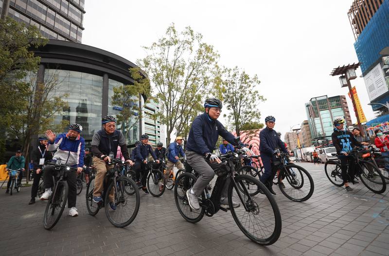 交通部長王國材（前左3）16日在台北松山車站出席「台灣騎時很美麗」活動，與觀光署長周永暉（前左2）與台鐵董事長杜微（前左）等人一同出發