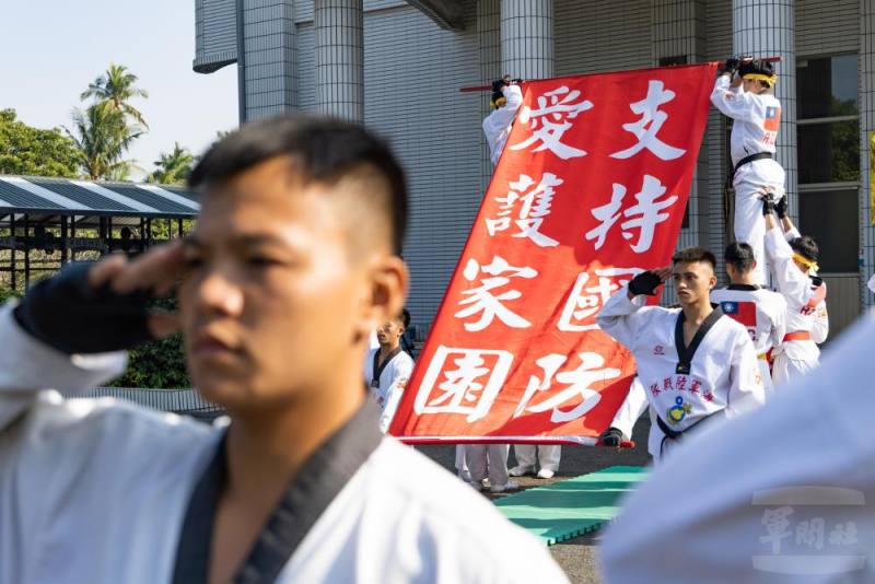 莒拳隊以戰技操演向國人展現守護家邦的堅定意志。（軍聞社記者黃劭恩攝）