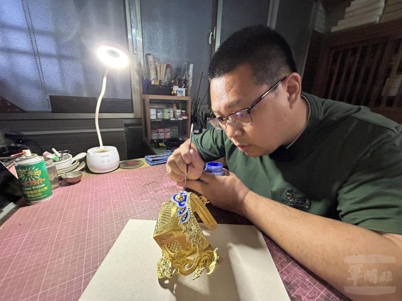 柯煜杰以從軍時的嚴謹態度，製作每一件紙帽作品。（軍聞社記者李忠軒攝）