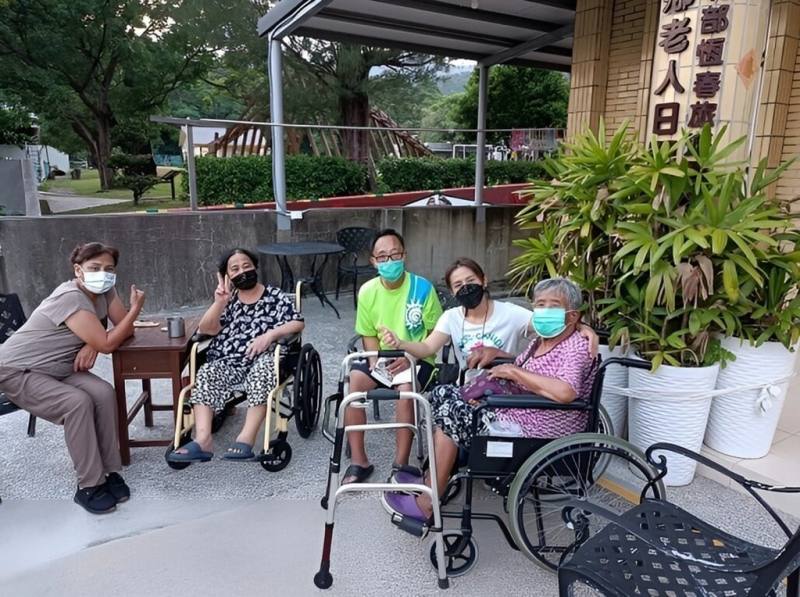 屏東縣政府輔導牡丹、來義及春日鄉等3處日間照顧服務中心，向衛生福利部提出「山地原住民及離島地區多元照顧服務模式發展計畫（增設臨時夜宿）」申請，皆通過審查，提供有需求的部落家庭能尋求在地資源。（屏東縣長期照護處照顧管理科提供）