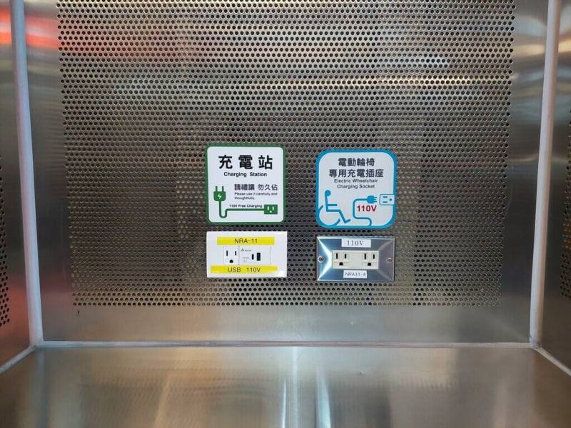 台中捷運綠線全線18個車站共設有39組充電座，免費提供旅客使用，即日起台中捷運各車站充電座均升級為可支援Type-A及Type-C兩種規格。（台中捷運公司提供）