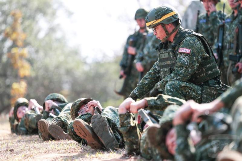 士官長指導滾進動作