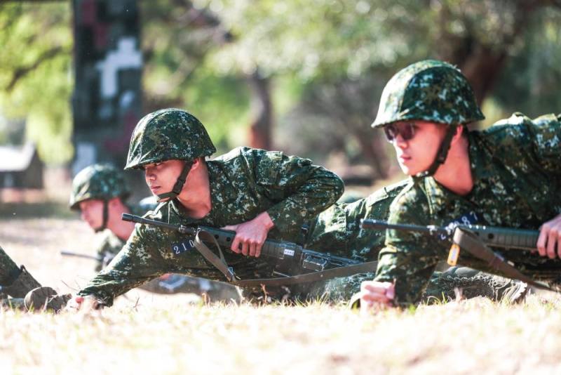 役男們練習側行動作