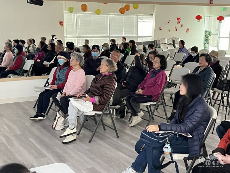 喜愛後院種植、園藝的僑胞專心聆聽