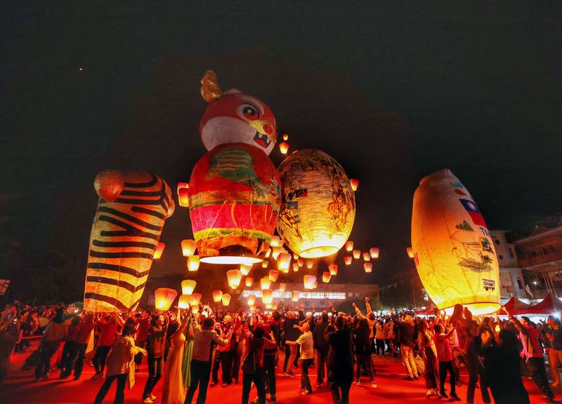 4盞造型主燈「台灣、世界、龍、虎」在眾人見證下飛向天際，這是歷年活動以來首度施放4盞巨大造型天燈。