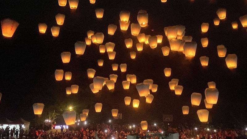 新北市2024平溪天燈節平溪場次17日晚間在平溪國中舉行，共計施放9波天燈，每批約百盞小型主燈升空，場面壯觀。