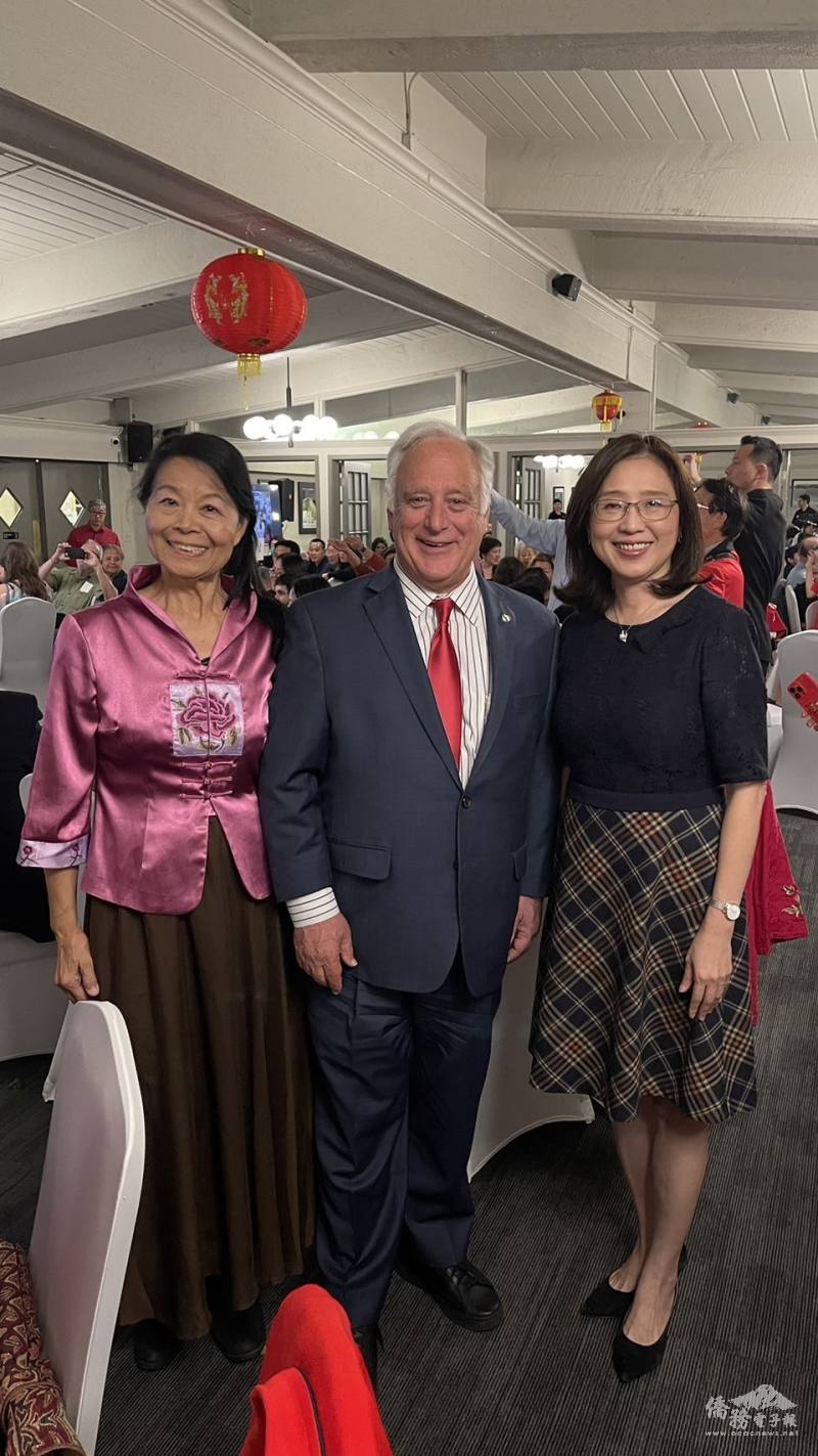 奧斯汀市長kirk Preston Watson(中)、休士頓文教中心主任王盈蓉(右)、亞裔聯合會前會長黎志一(左)合影
