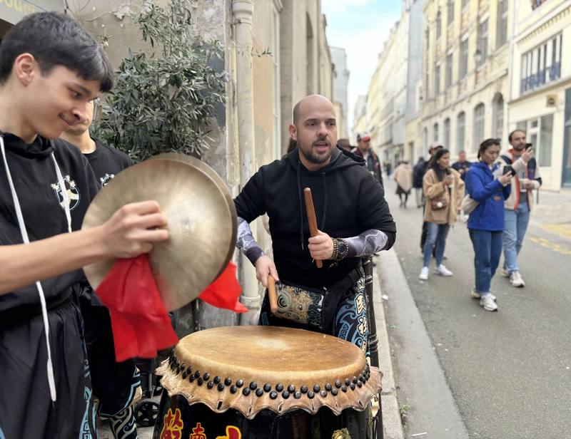 古思萬（打鼓者）從小熱愛武術，8年前來台，拜在台灣師傅門下學習武術和龍獅。去年他在巴黎成立武術學校教導武術、舞獅、氣功等，未來想推廣台灣戰鼓、青獅和八家將，發揚台灣廟宇文化。