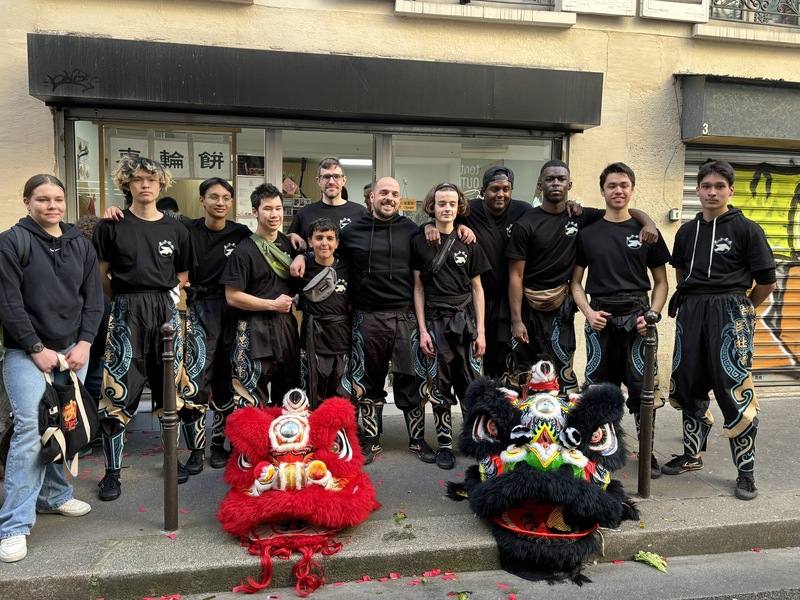 「法國民社館忠義堂」目前有10多位學生，今年首次登場，學員拿出全部熱忱演出，十分感人。古思萬伉儷表示，希望明年有機會與更多台灣商家、機構合作，展現廟宇文化。