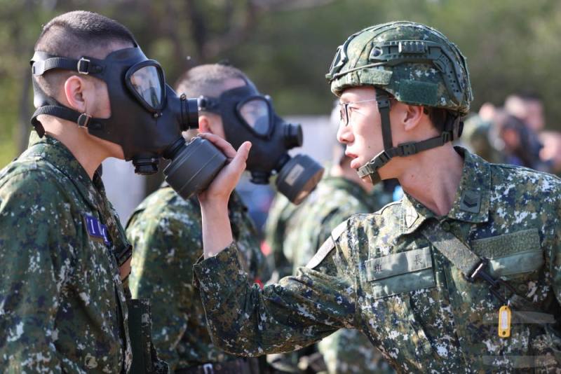 班長檢查入伍生防護面具是否正確穿戴並密合。（軍聞社記者周昇煒攝）