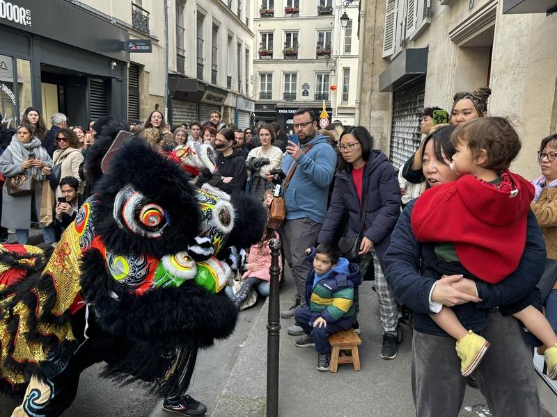 「法國民社館忠義堂」成立半年不到，帶來精彩演出；雖部分動作仍顯青澀，但熱血與精神引來大量民眾駐足，贏得讚美與掌聲，現場兒童相當興奮。