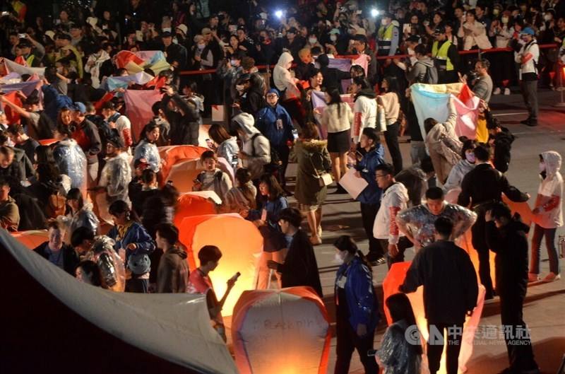 2024 Pingxi Sky Lantern Festival participants get ready to fly their lanterns into the night. CNA photo Feb. 17, 2024