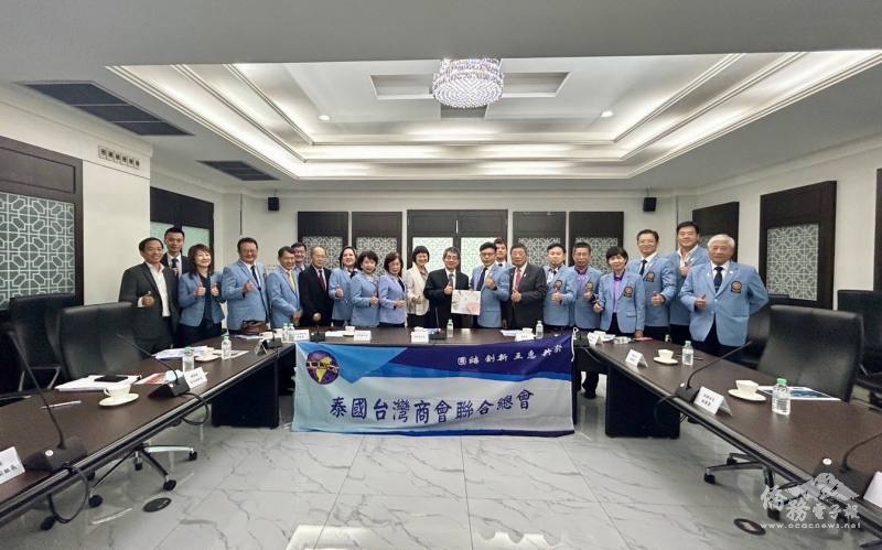 張俊福與陳漢川一行合影留念