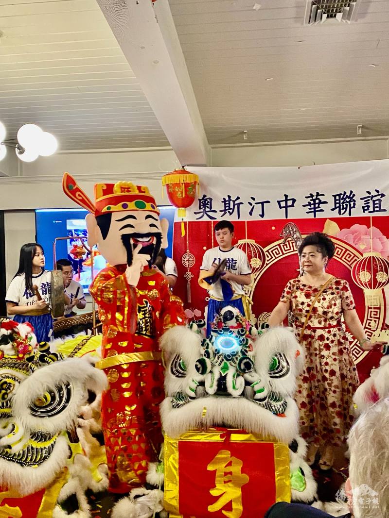 天神舞獅團「龍年道賀」歡欣雀躍的舞步揭開序幕