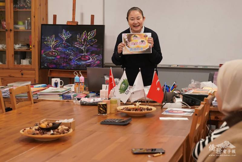 中文班教師周如意與學生分享元宵節由來，並介紹當天的傳統活動