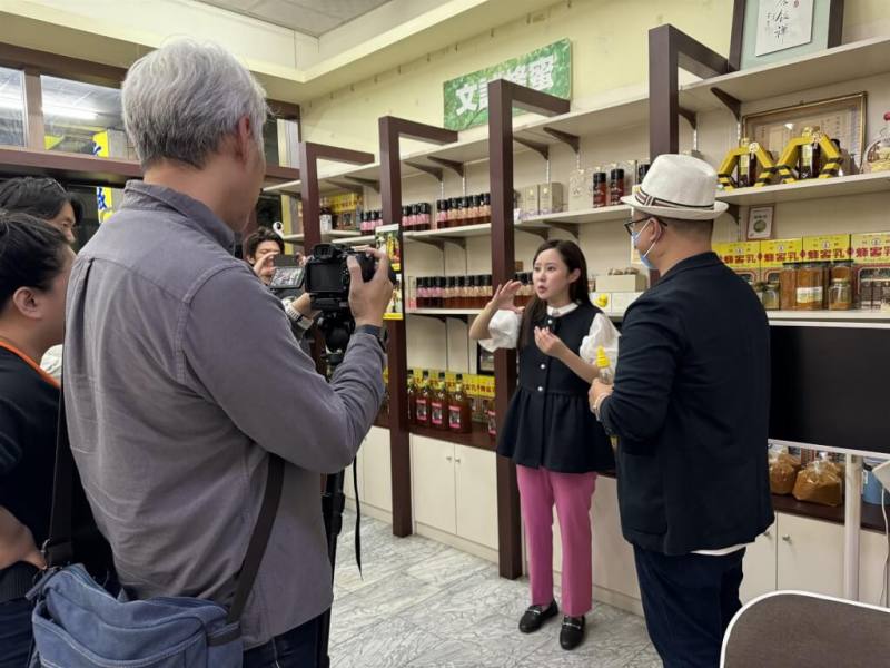 「高雄首選」農產首度躍上東京電視購物頻道「虎之門市場」，該頻道首次與高雄市政府合作，為高雄量身打造推出特別企劃，並專程搭機來台取景拍攝，並前進產地，強化高雄養蜂職人精神。（高雄市農業局提供）