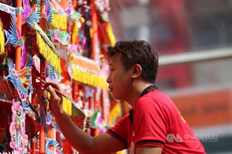 A worshipper sets the Jade Emperor's throne and consecrates it. CNA photo Feb. 18, 2024