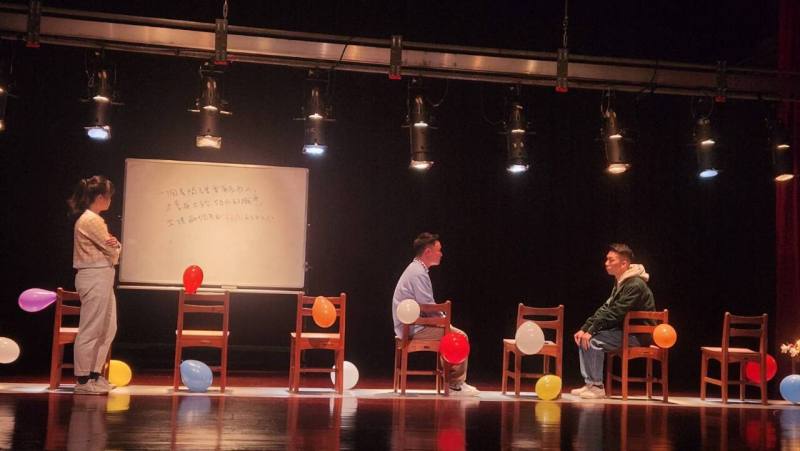 因應氣候戰役，表演團隊無可避免也要面對綠色製作的課題。阮劇團《陳文成的證明題》，就嘗試利用劇場本身的硬體設備，完成一場演出。